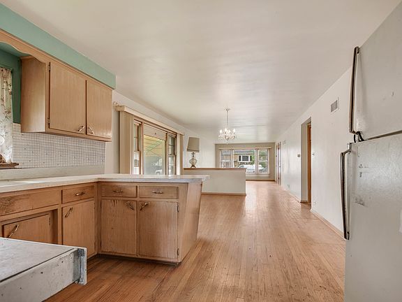 2nd image of 843 W 34th Pl