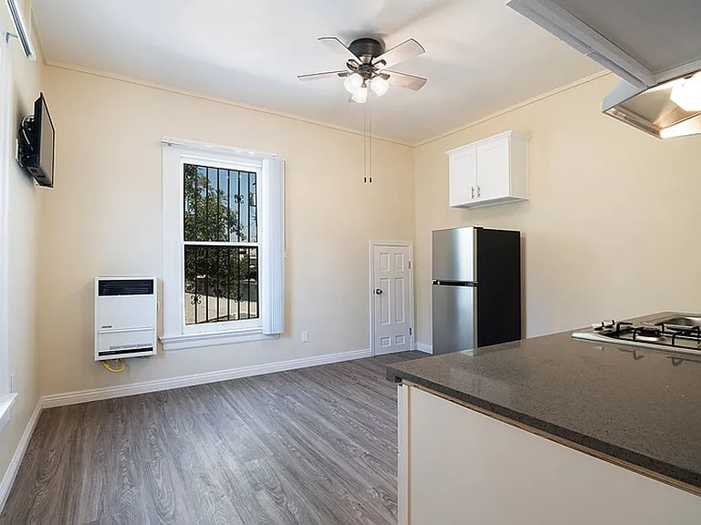 1017 S Burlington Ave — Photo 26