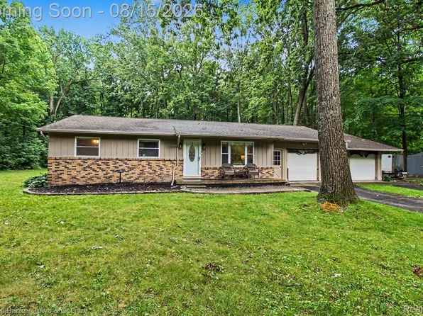 5444 Golf Club Rd, Howell, MI 48843