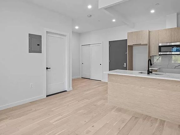 5th image of 1091 Rogers Ave #7