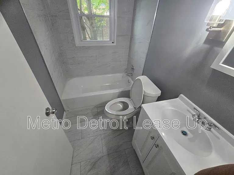 11035 Worden St — Photo 6