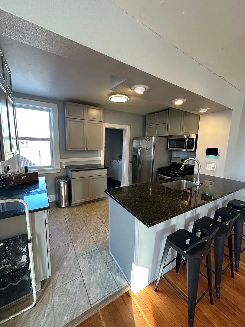 Pet Friendly 2 Bedroom, 1 Bathroom Single Family Home Close To Downtown! — Photo 3