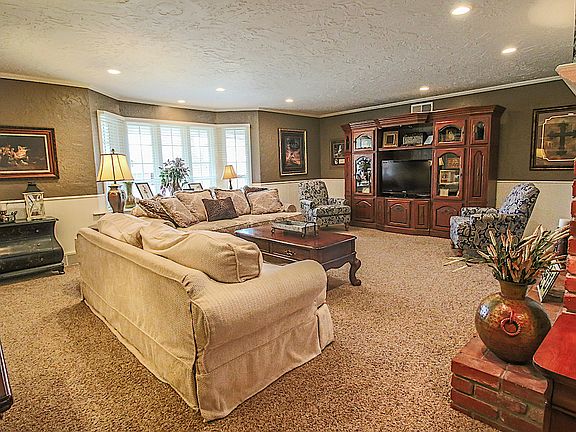 2nd image of 1918 Dogwood Ln