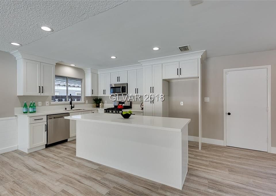 1st image of 3890 Woodhill Ave