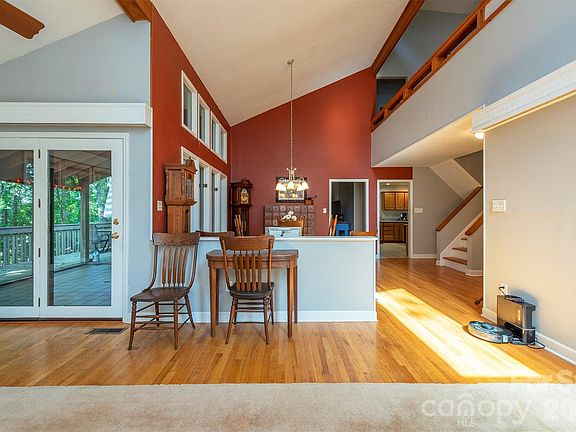 3rd image of 10 Chestnut Ridge Rd
