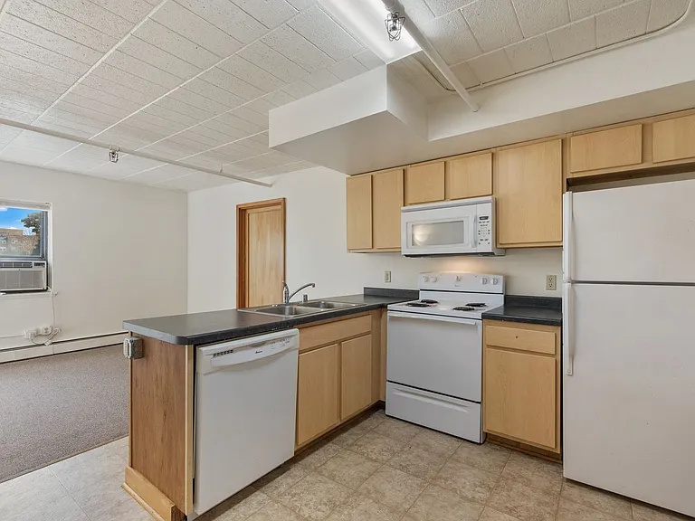 2125 W Kilbourn Ave — Photo 10