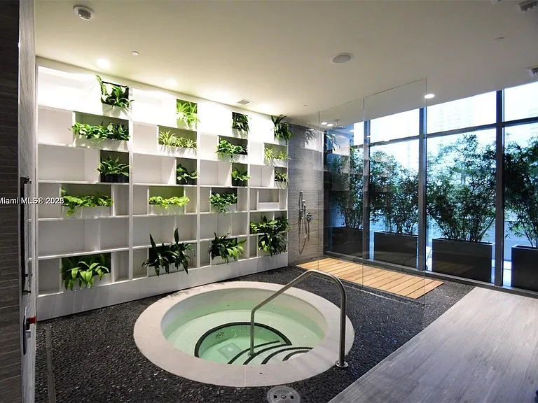 55 SW 9th St #4 — Photo 8