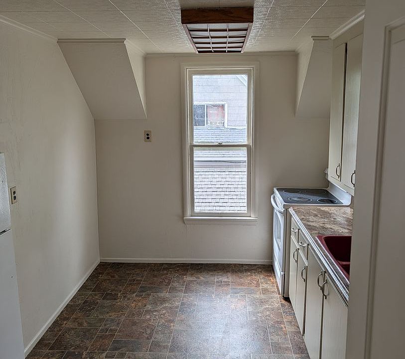 1st image of 124 Newtown St #2