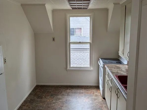 R124, 124 Newtown St #2, Medford, OR 97501