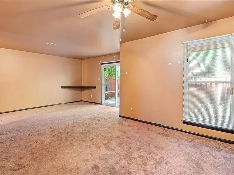 1365 E Tanners Creek Dr — Photo 3