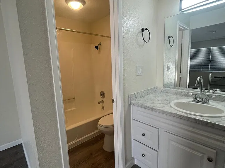 555 N Stewart St — Photo 5