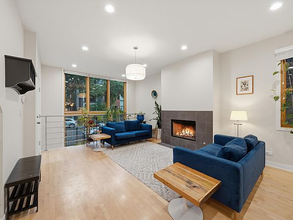2nd image of 1054 N Hermitage Ave #1