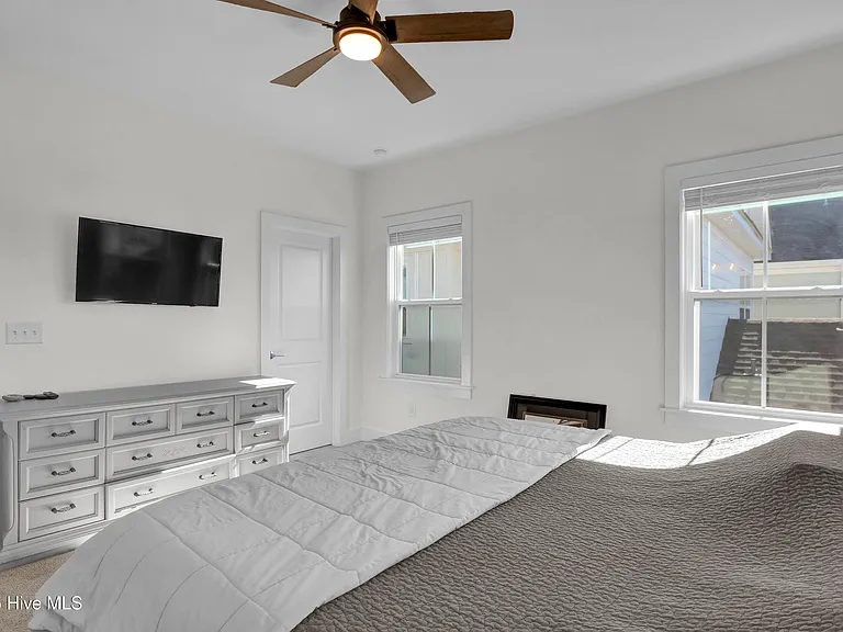 812 Edgerton Dr — Photo 13