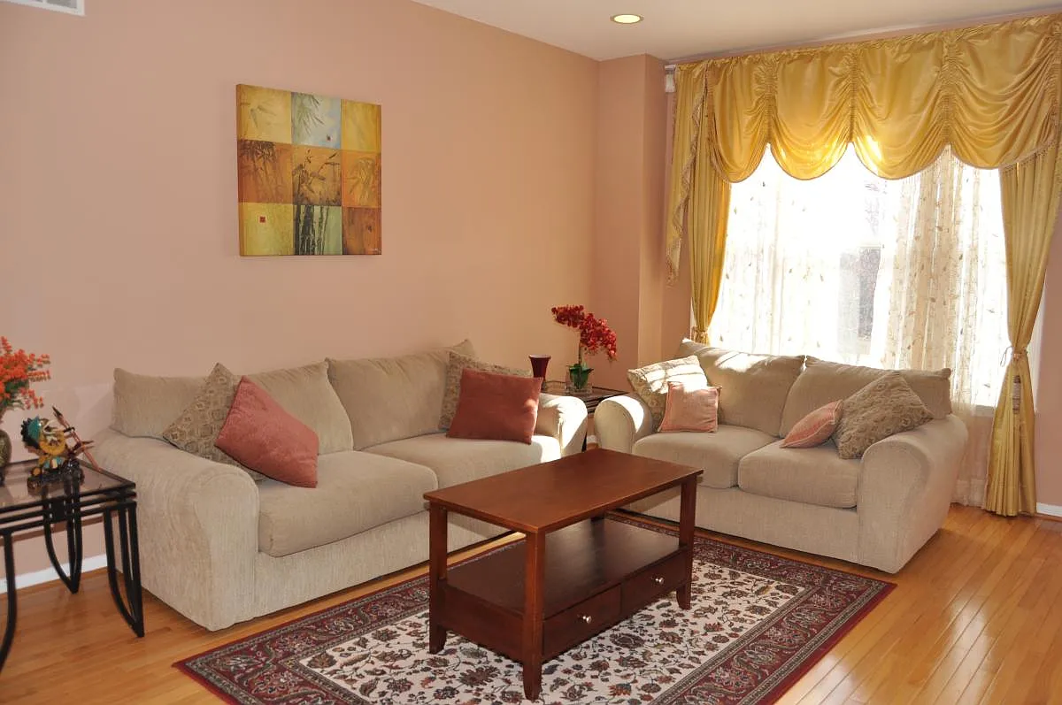 3 bed, 2.5 bath, 2720 sqft, $3,300 — Photo 3