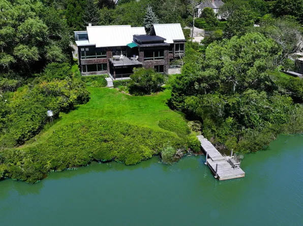 https://photos.zillowstatic.com/fp/9ca3a15648ac2bb533bec4dcade1b2b9-p_e.webp