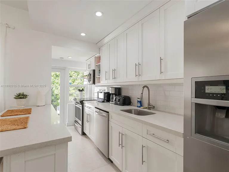 241 28th St #1 — Photo 7