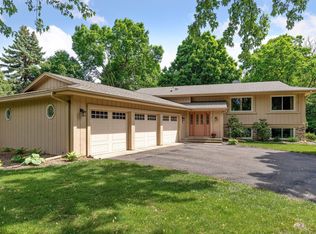 7511 Autumn Chace Dr, Bloomington, MN 55438