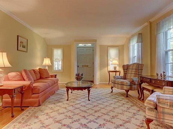 4th image of 50 Salisbury Ave