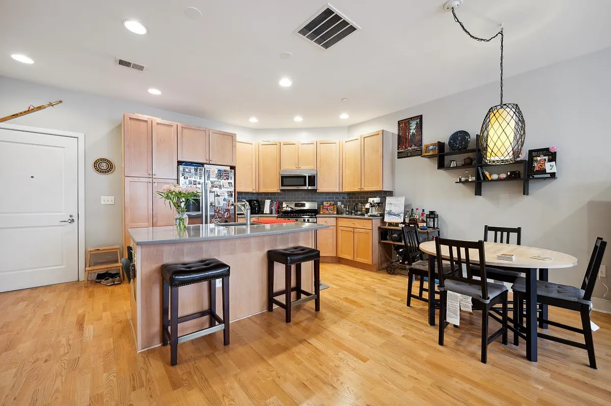 Building Photo - 600 S 24th St #102