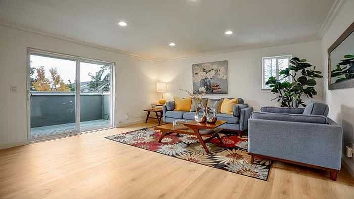 1st image of 42 Castlecrest Dr
