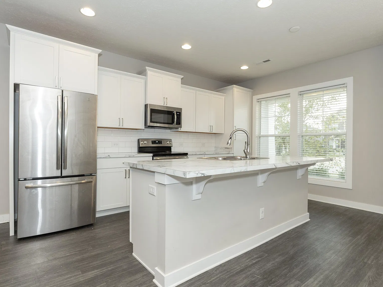 3 bed, 2.0 bath, 1416 sqft, $2,000 — Photo 2