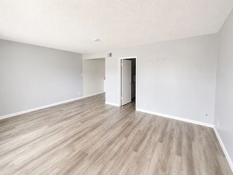 Chanteclaire Apartments — Photo 2