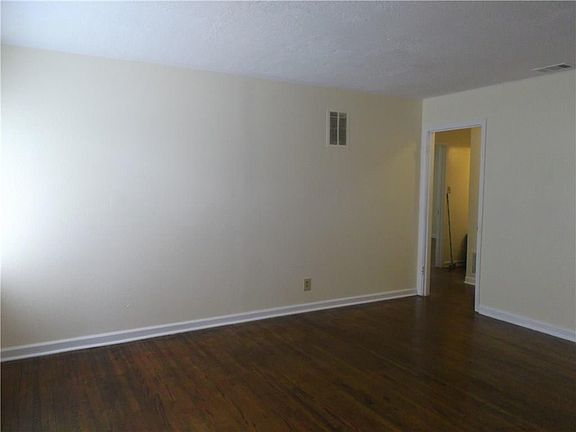 5th image of 902 E Lovers Ln