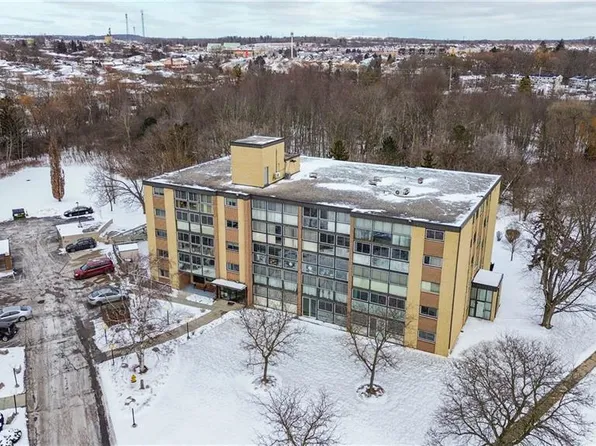 400 Champlain Blvd #206, Cambridge, ON N1R 7J6
