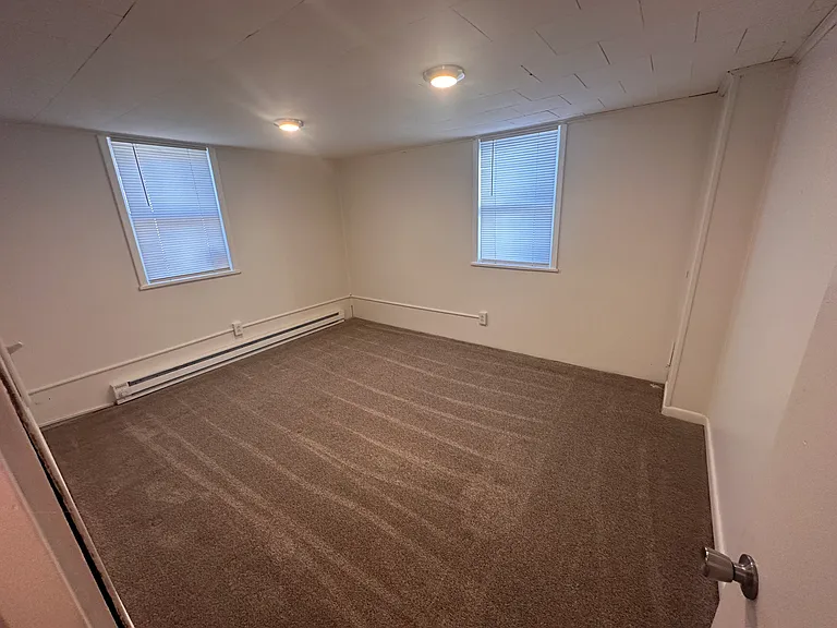 614 E Elm St — Photo 3