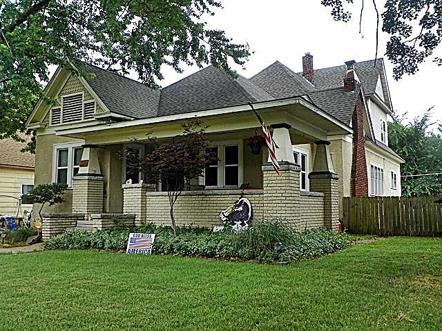 1st image of 606 W 1st St