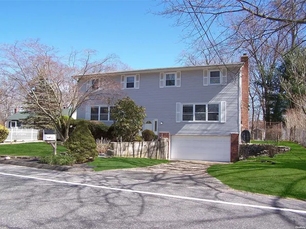 41 N Evergreen Drive, Selden, NY 11784