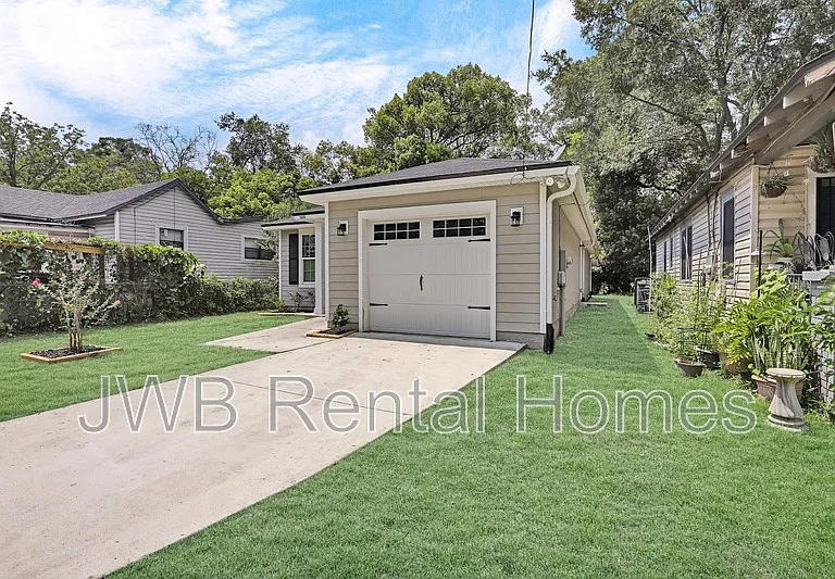 1923 Broadway Ave — Photo 15