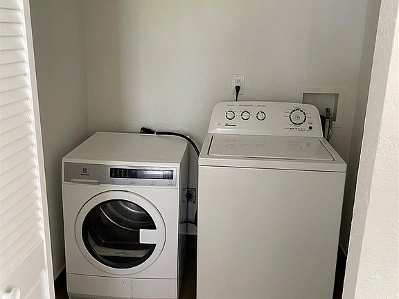 5th image of 2860 Somerset Drive #104K