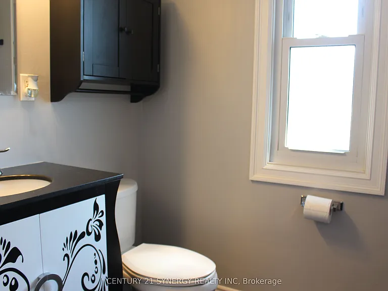 241 Wilfred Cres — Photo 13
