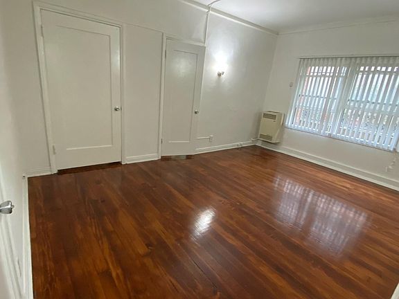 3rd image of 318 N Mariposa Ave
