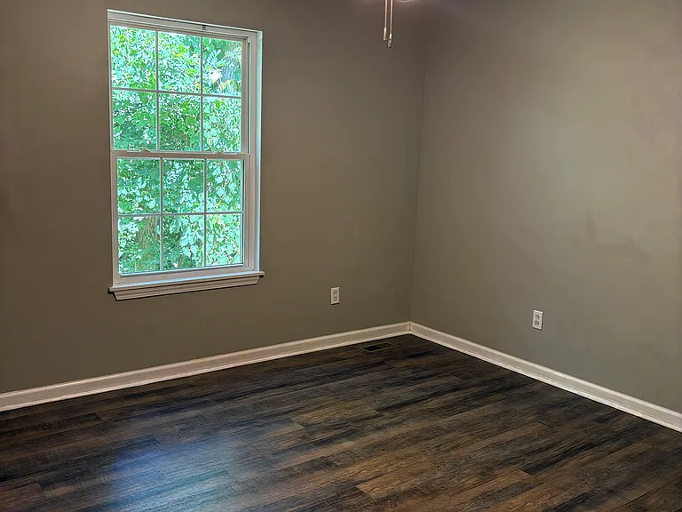 890 Locust Dr — Photo 5