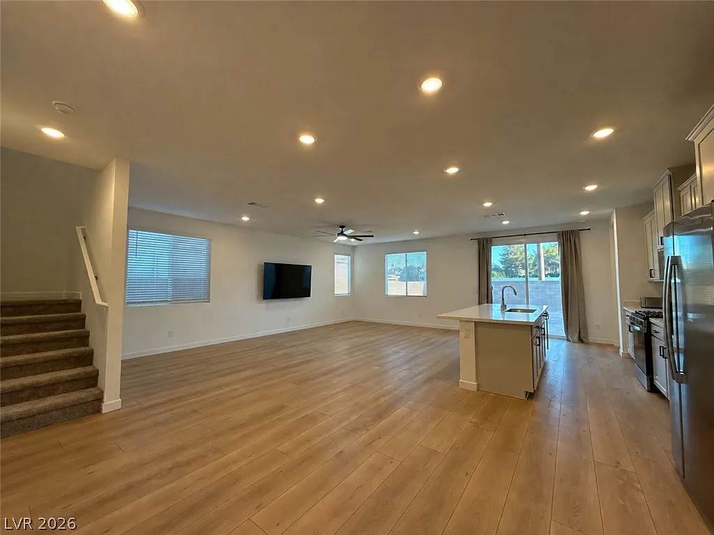 4 bed, 3.5 bath, 3063 sqft, $3,000 — Photo 2