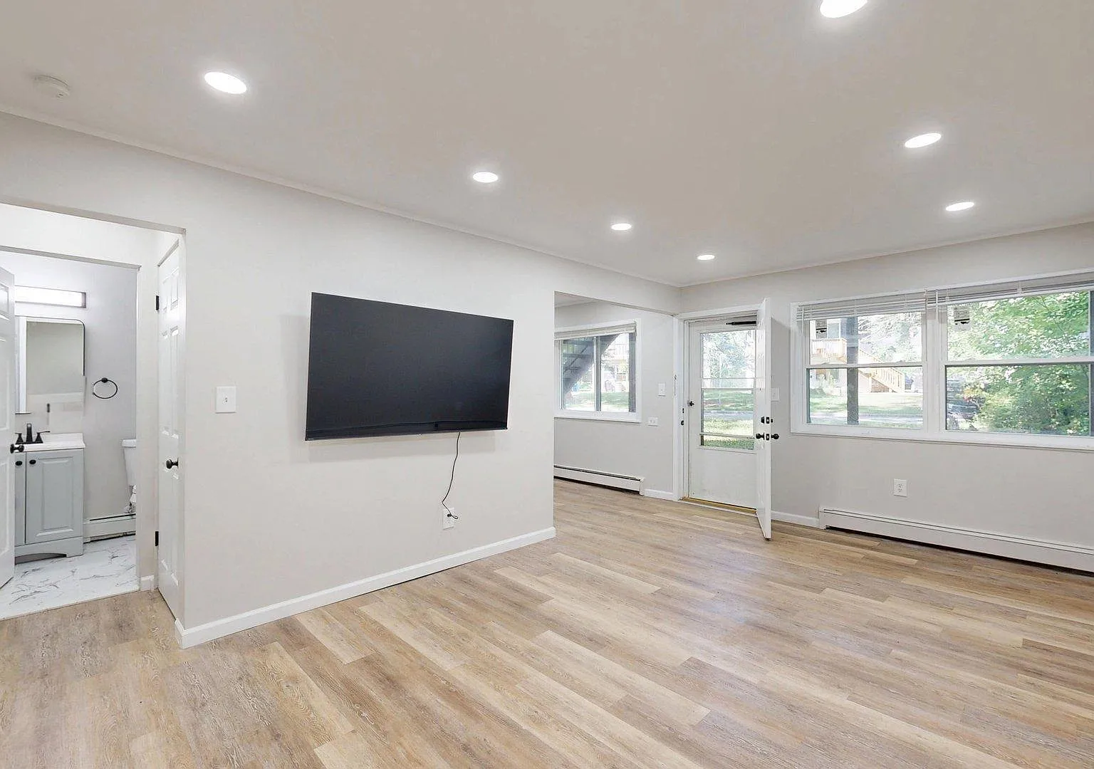 2 bed, 1.0 bath, 816 sqft, $2,000 — Photo 4