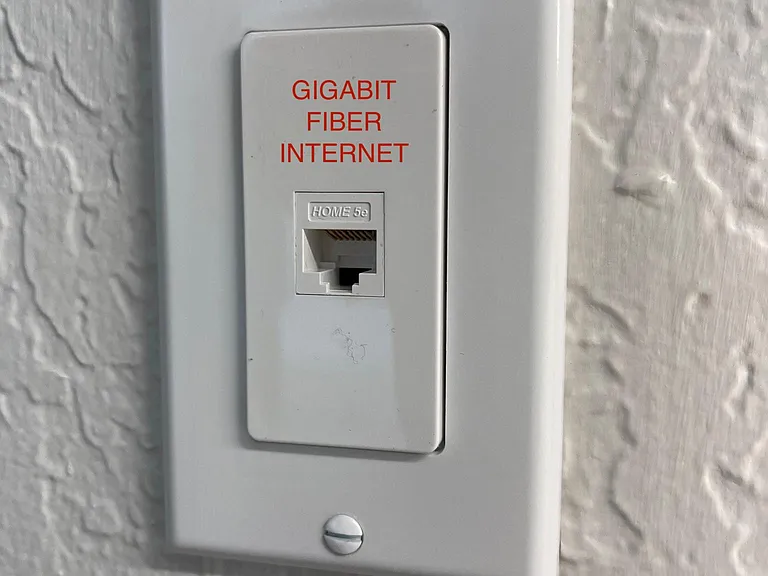 Gigabit Internet (Wired & WiFi)