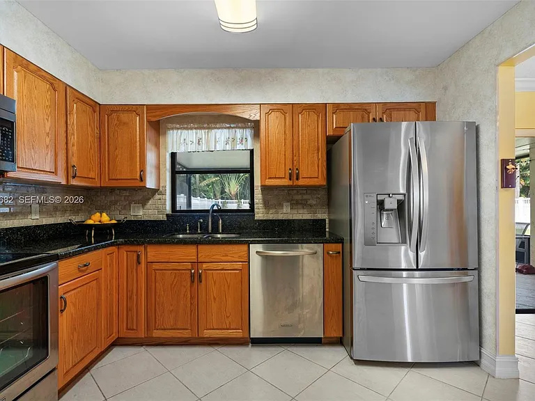 101 NE 2nd Pl — Photo 18