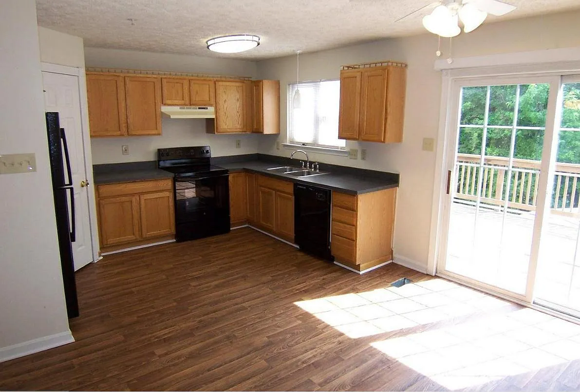 3 bed, 1300 sqft, $2,099 — Photo 4