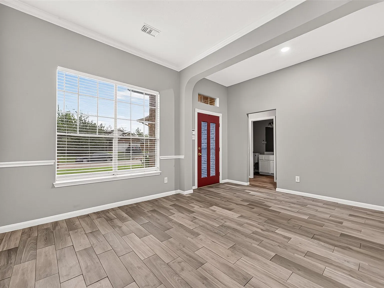 3 bed, 2.0 bath, 1932 sqft, $2,300 — Photo 2