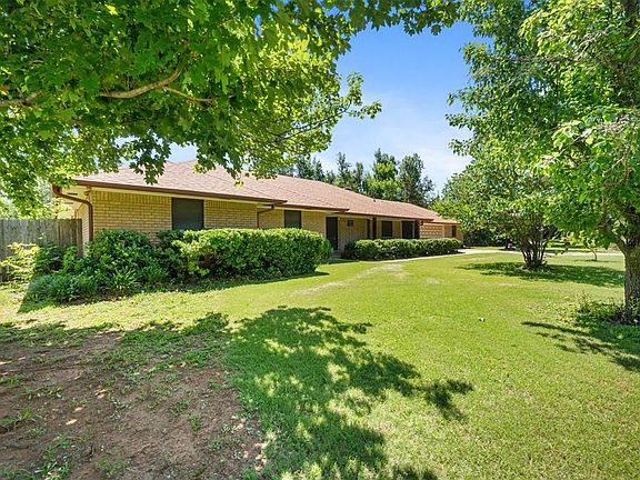 5th image of 808 S Chuckwagon Dr