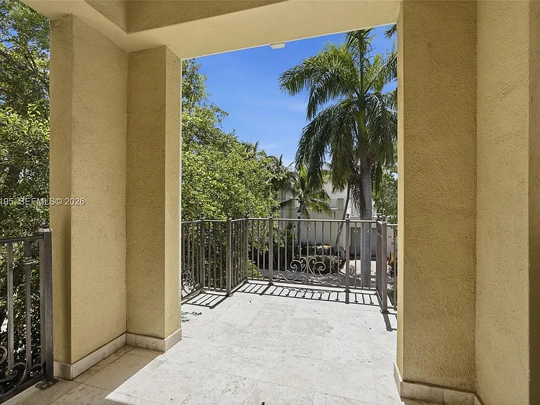 592 Fernwood Rd #B — Photo 26