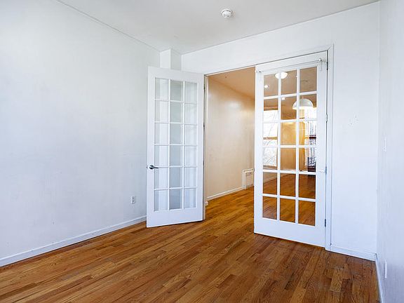 4th image of 279 Linden St APT 2R