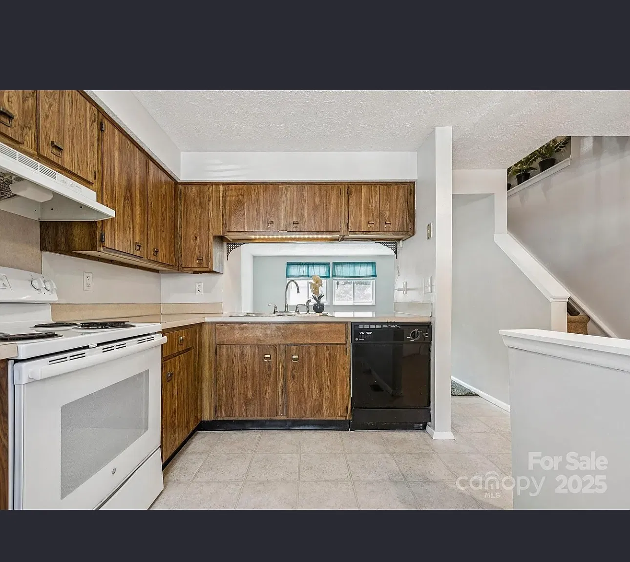 9445 Lexington Cir — Photo 2