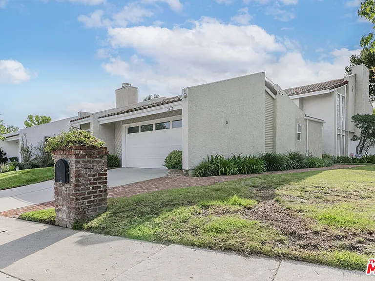 2637 Angelo Dr — Photo 3