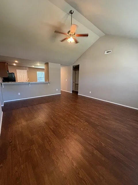3 bed, 2.0 bath, 1422 sqft, $1,600 — Photo 3