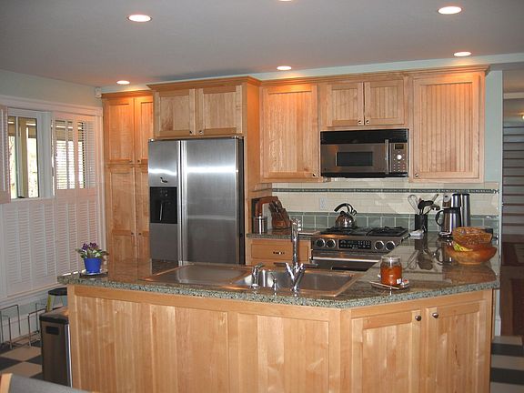 Kitchen w/granite counter
