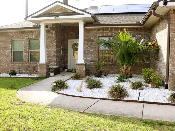 2 W Casa Loma Dr, Mary Esther, FL 32569